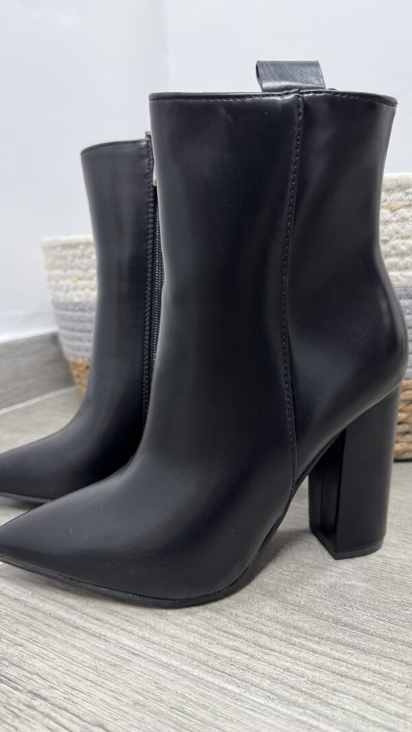 BOTAS NEGRA CORTAS