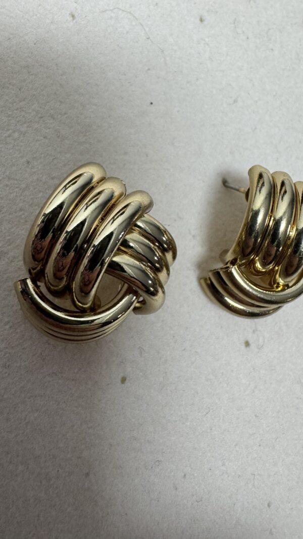 PENDIENTE NUDO DORADO CHICO